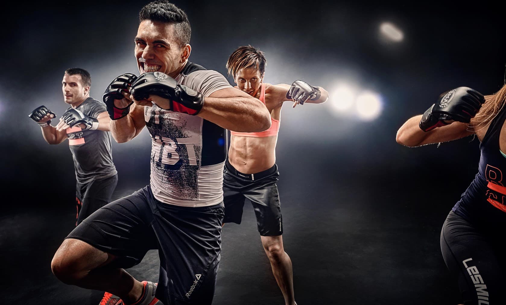 Стоит fight. Бодикомбат les Mills. Боди комбат лес Миллс. Les Mills body combatтренировка. Body Combat les Mills тренировки.