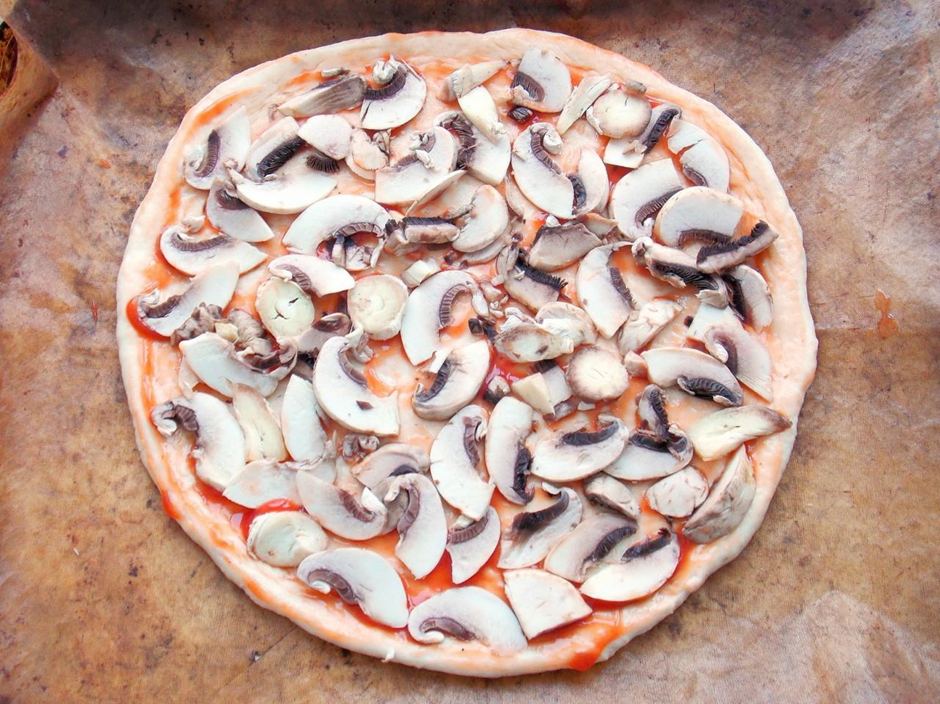 Пицца с колбасой, сыром и грибами в духовке