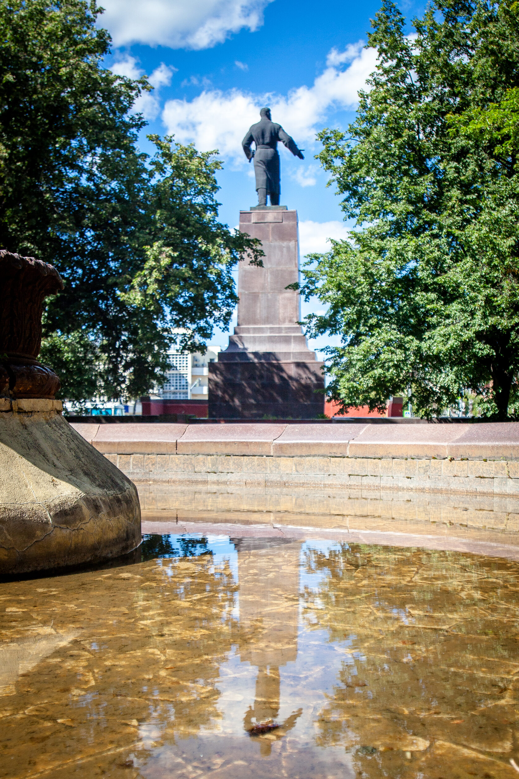Площадь в летнем свете