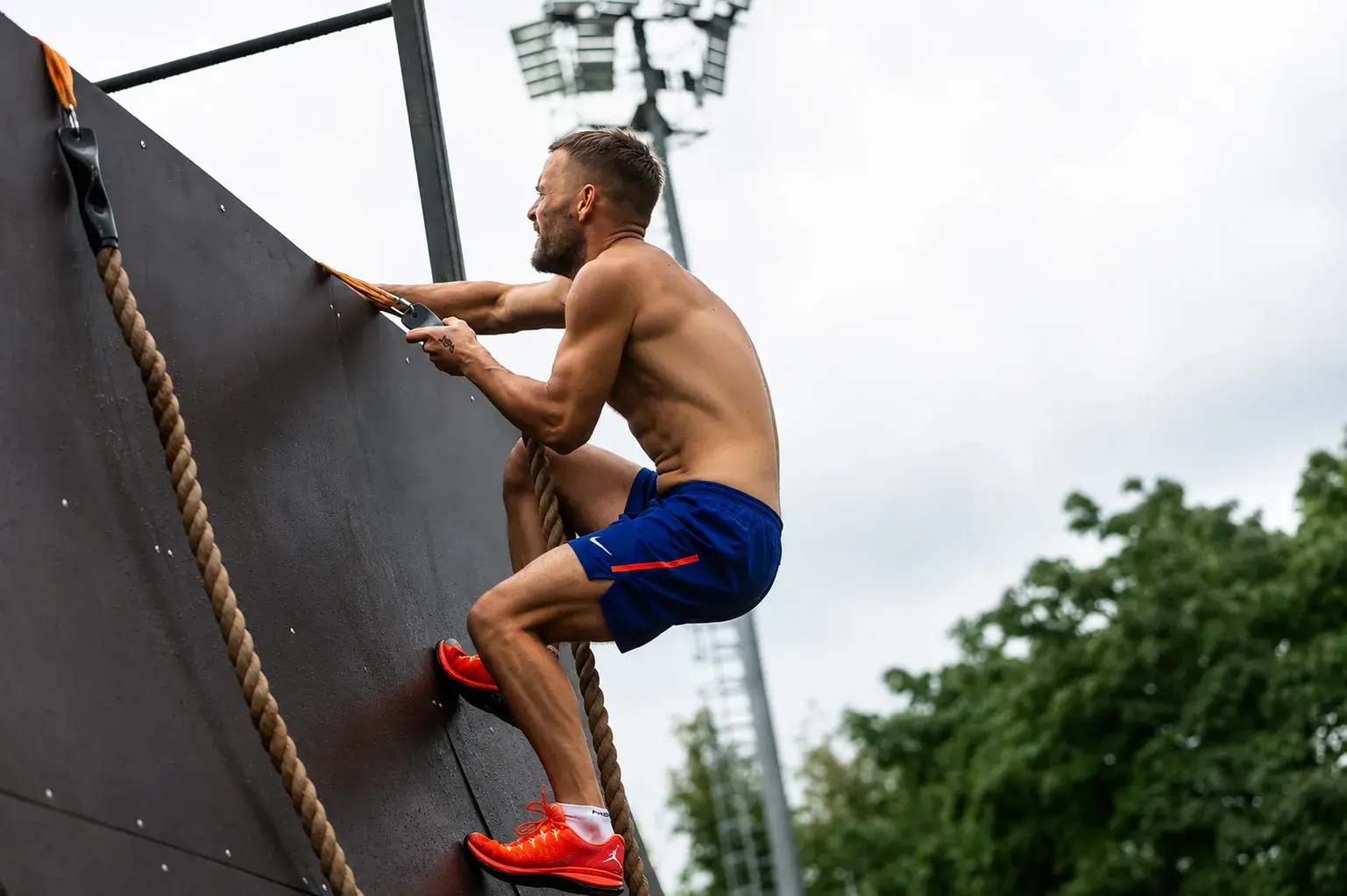 Спортсмен на полосе препятствий