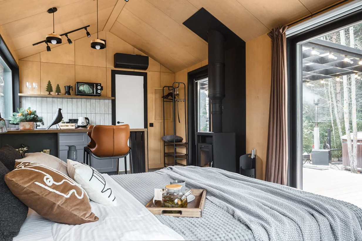 Уютный барн домик «Под кронами» среди хвойного леса