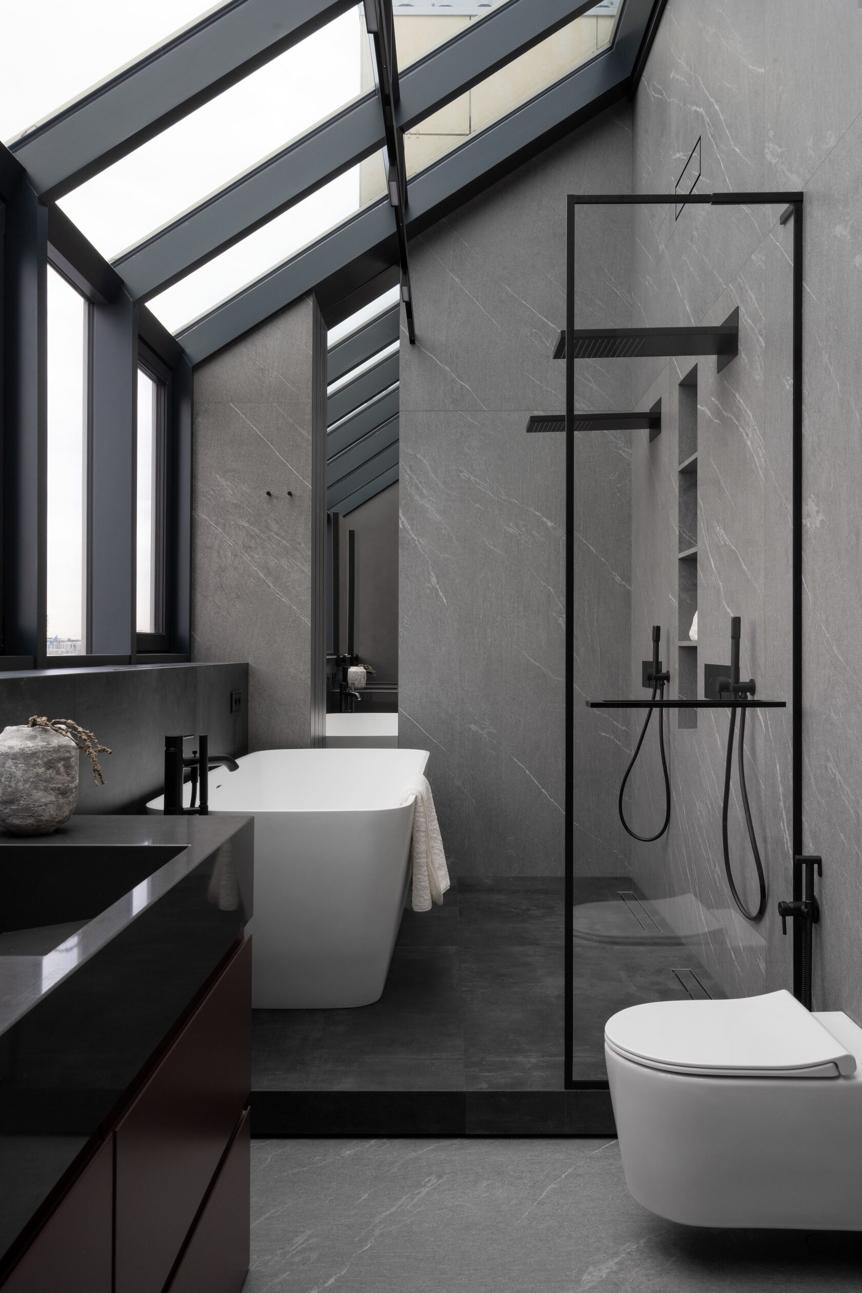 интерьер ванная комната с двумя душевыми