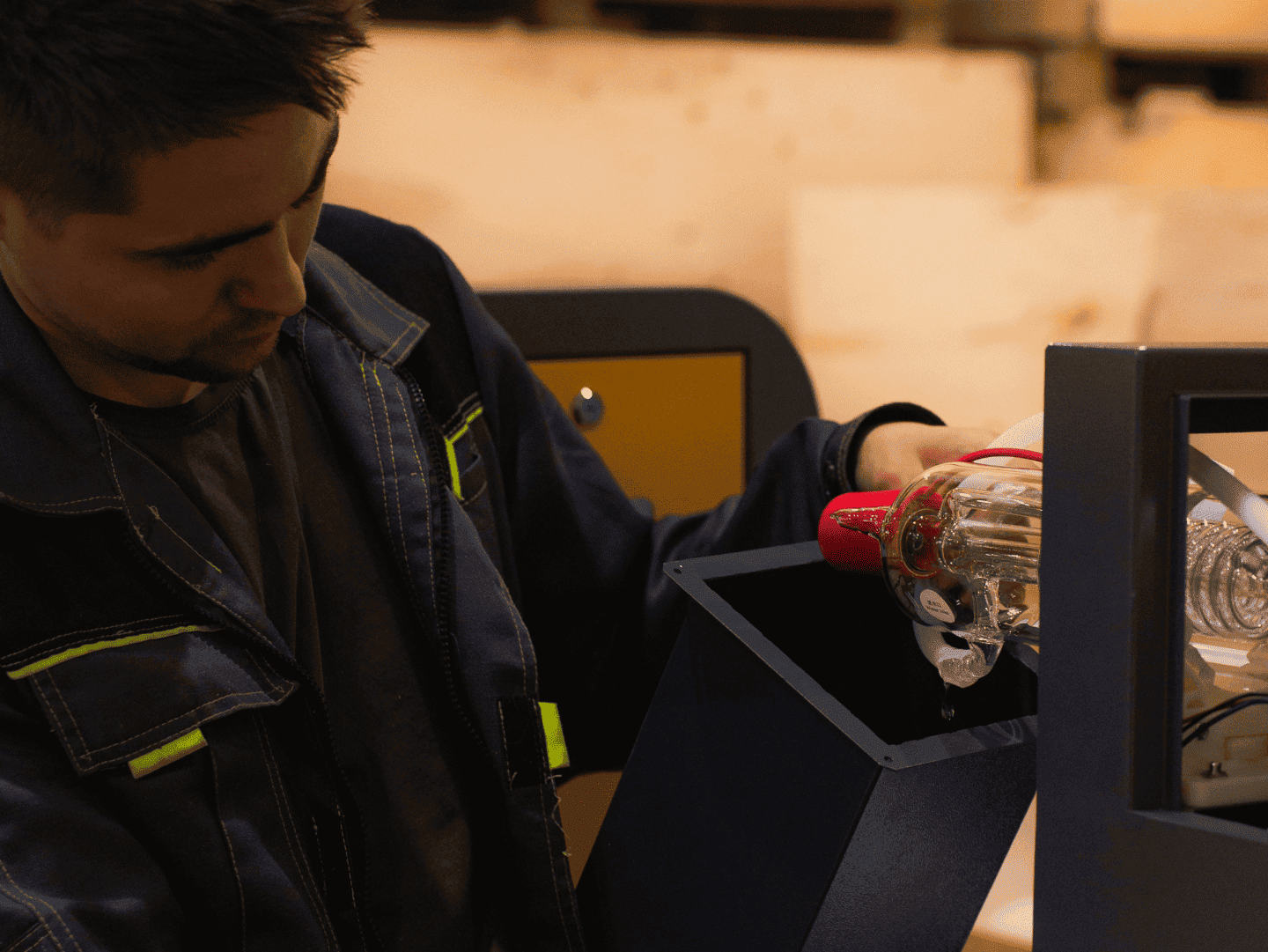 Сотрудник настраивает оборудование