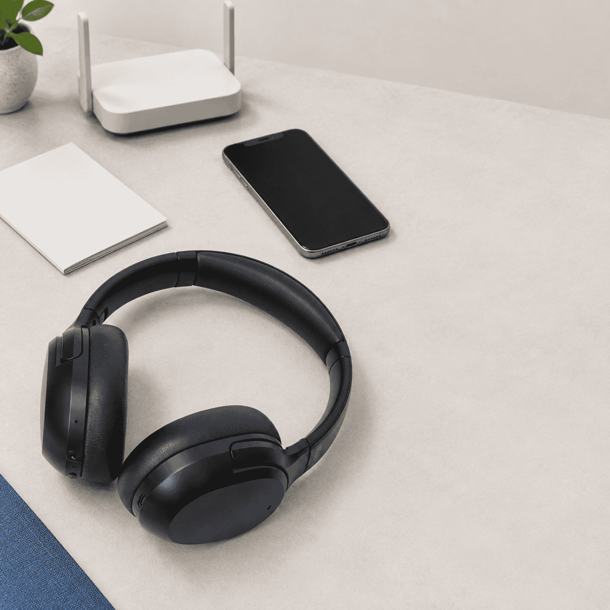 Наушники MEG и смартфон в композиции о трёх уровнях сброса Bluetooth