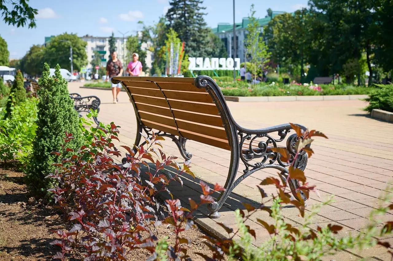 Чугунная скамейка в городском парке Майкопа