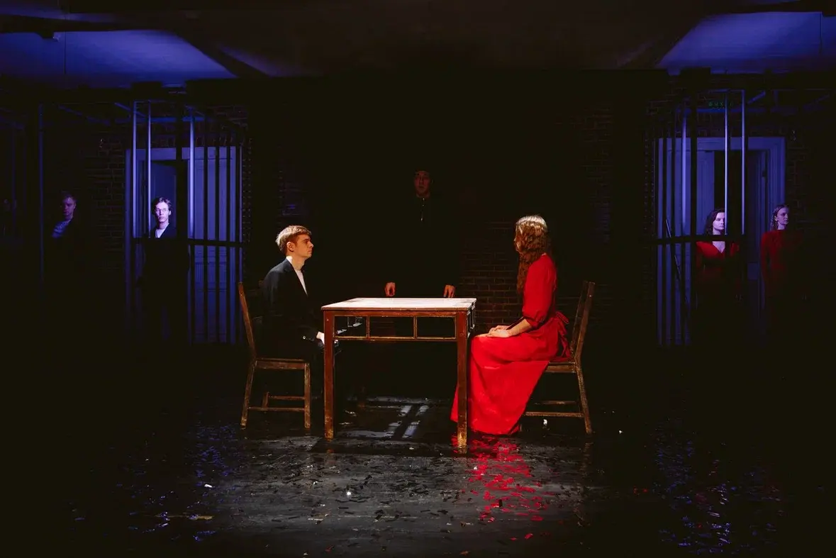 «День закрытых дверей»: премьера социального спектакля в Театре Наций (фото: пресс-служба Театра Наций)