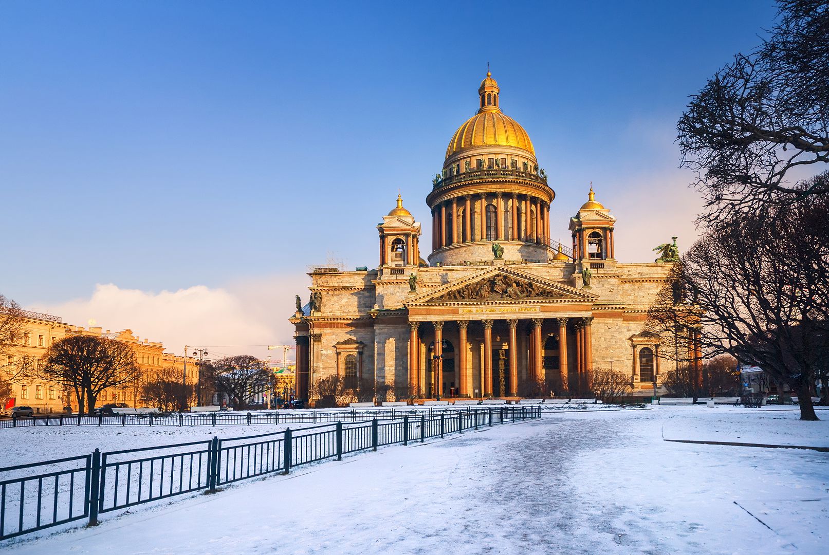 Санкт ю. Исаакиевский собор в Санкт-Петербурге зимой. Исаакиевский собор зима. Исаакиевский собор зимой. Исаакиевский собор площадь зима.