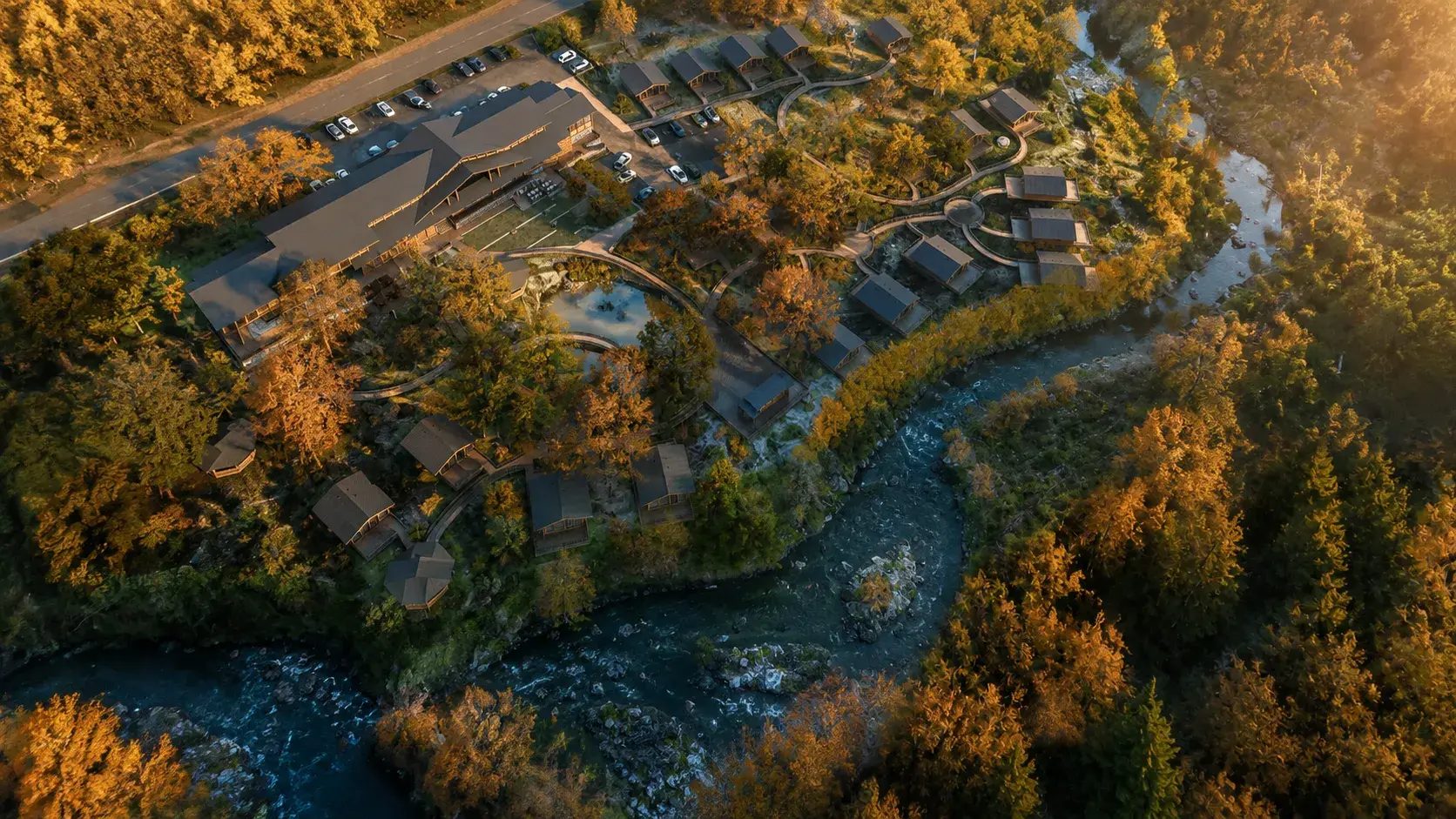 Вид с высоты на загородный курортный комплекс