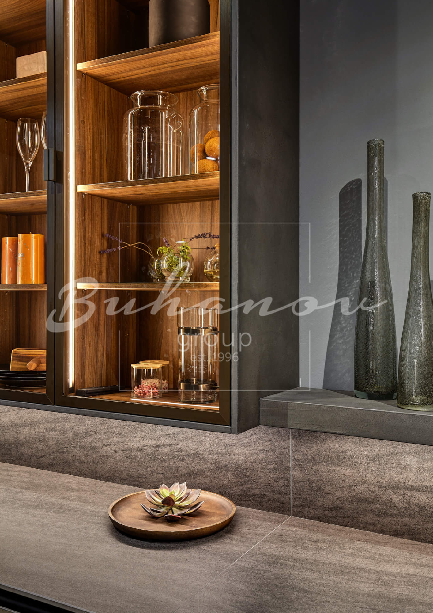 Детальный вид стены с панелями макассар и скрытыми системами хранения