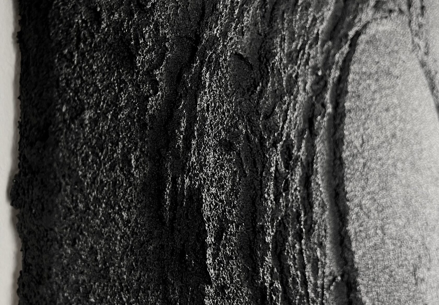 Мягкий свет падает на рельеф картины 