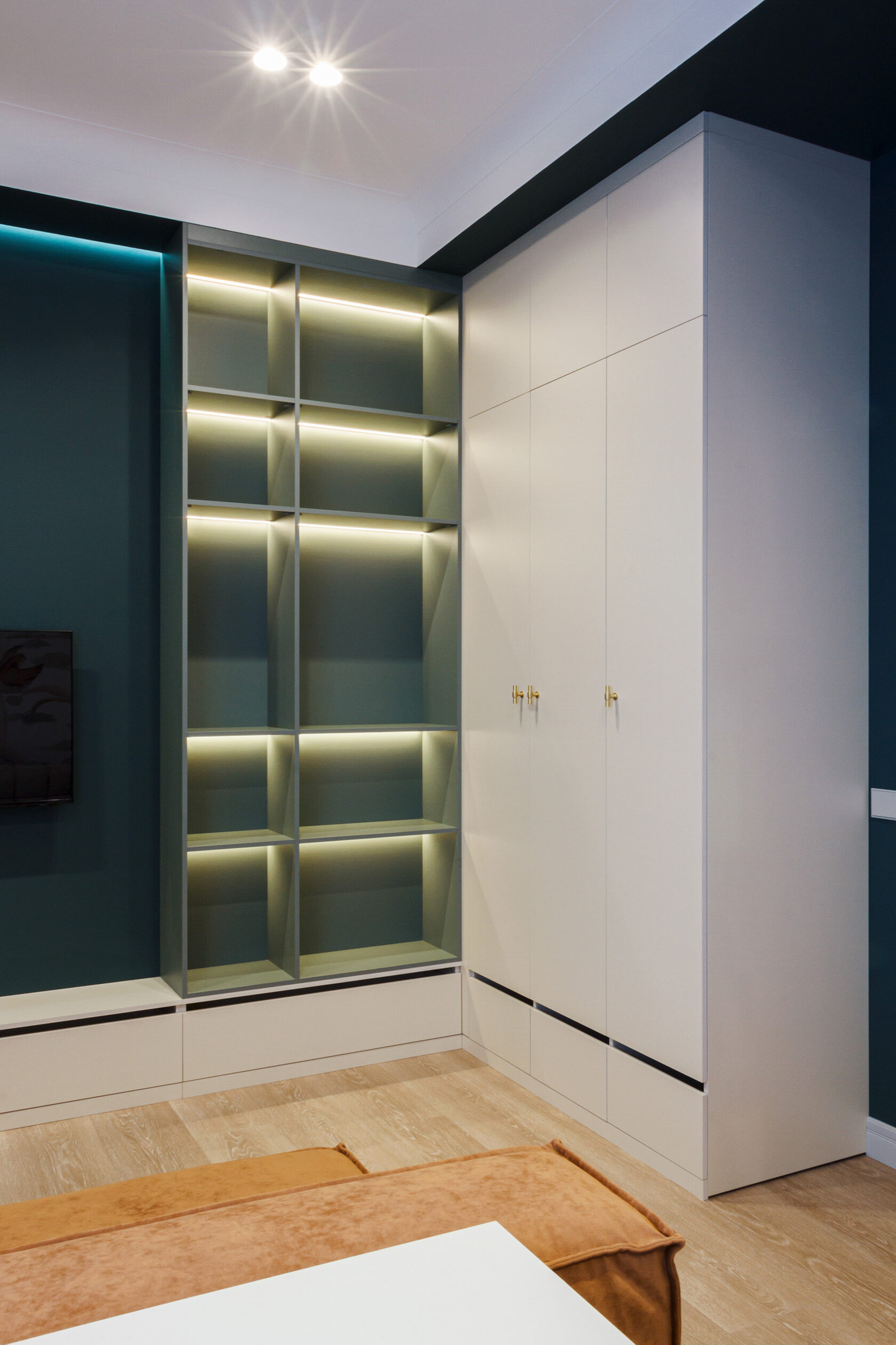 Угловая детская комната с двухъярусной кроватью и мебелью на заказ