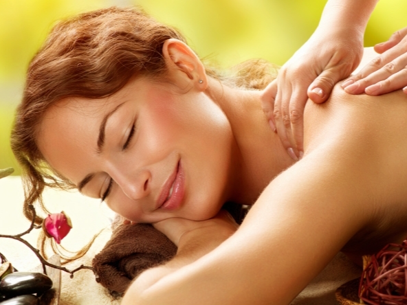 фото парня и девушки на романтическом свидании в публичном месте