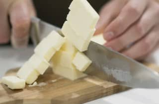 Приготовление селедочного масла с горчицей в домашних условиях: шаг 2