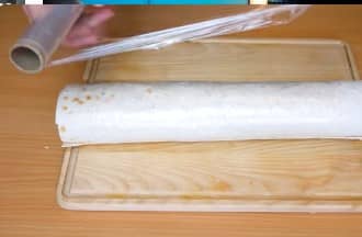 Приготовление рулета из лаваша с крабовыми палочками: шаг 12