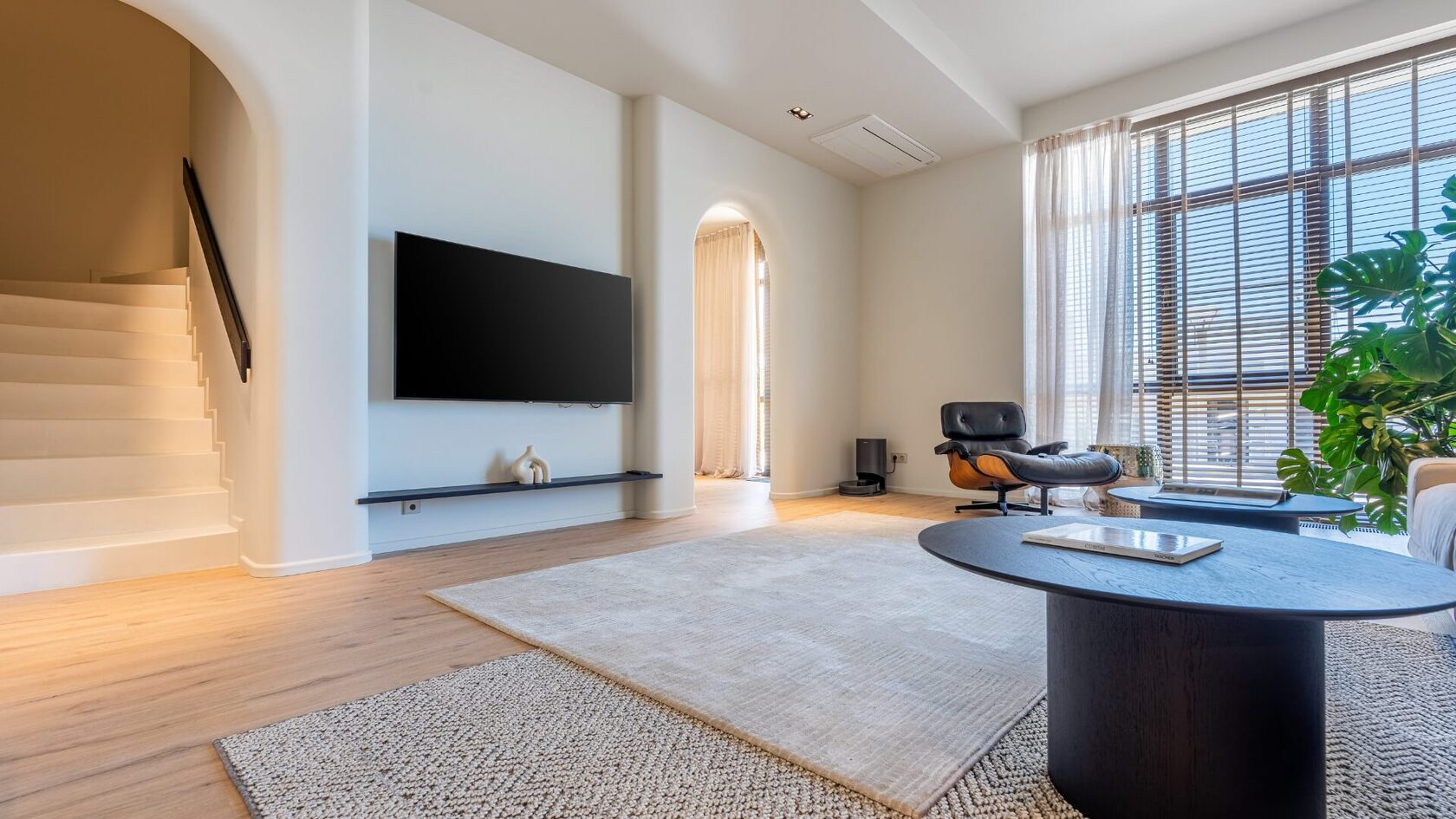 Двухуровневые апартаменты в Сочи с гостиной и панорамными окнами, аренда таунхауса премиум