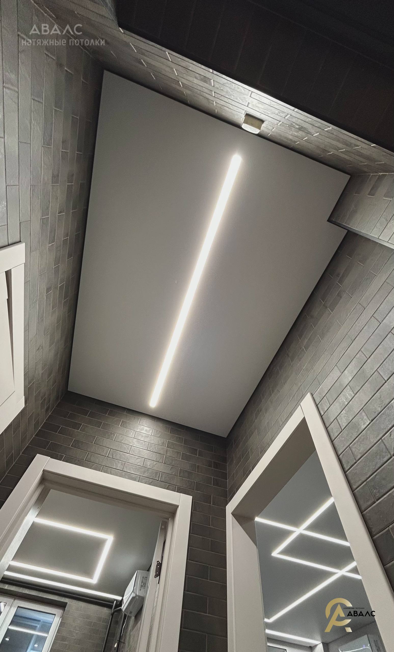 световая линия в натяжной потолок, теневой натяжной потолок, натяжной потолок в прихожую коридор