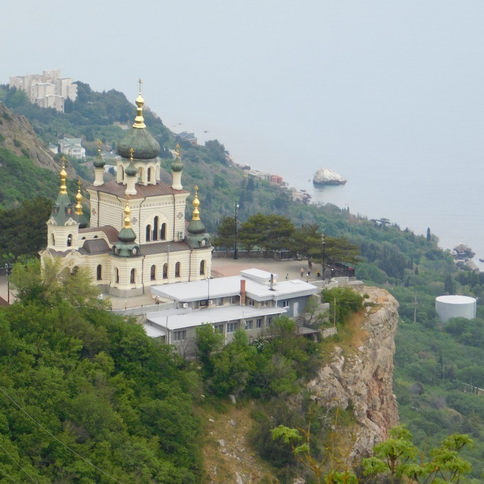 Храм на красной скале в Крыму