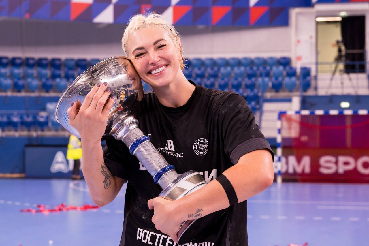 АННА СЕНЬ, российская гандболистка, левый полусредний ГК «Ростов-Дон» и национальной сборной России, олимпийская чемпионка 2016 года, заслуженный мастер спорта