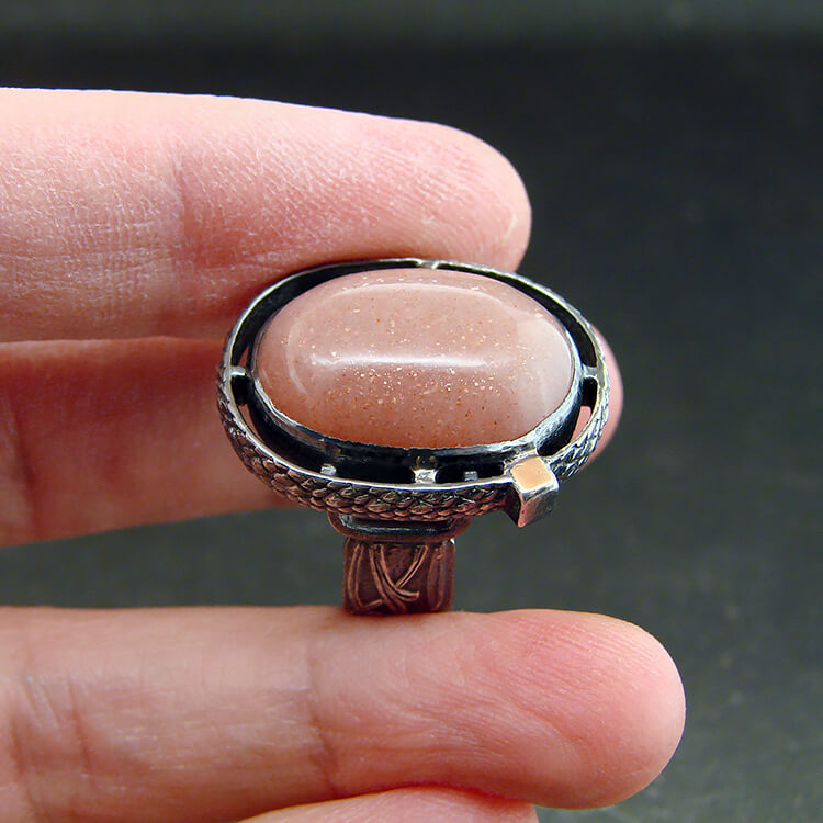 Купить кольцо в кемерово. Кольцо с солнечным камнем. Перстень с радужным камнем.