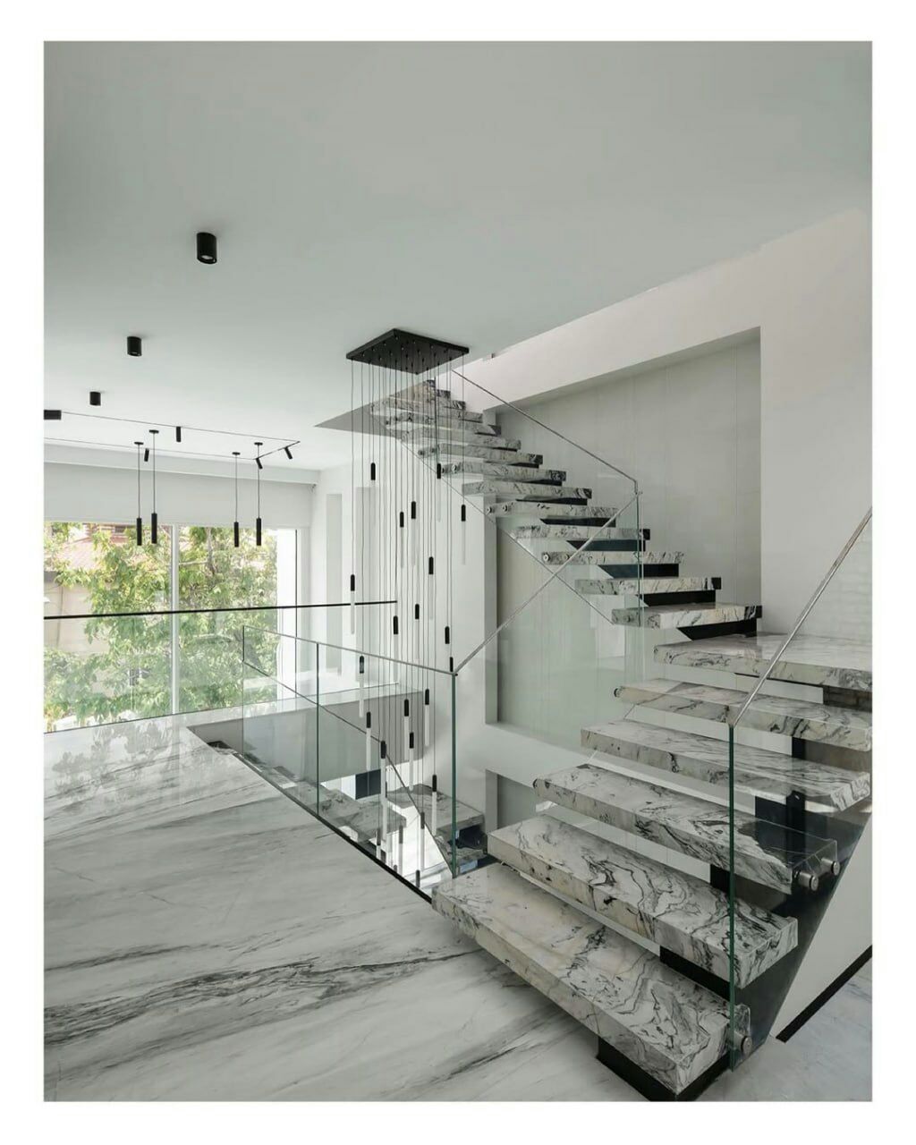 Лестница с имитацией консольной конструкции — “MonoCore Offset”