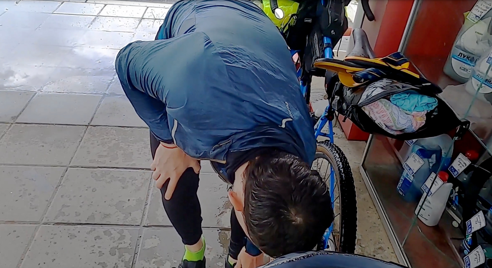 Саша после сильнейшего ливня переодевается на заправке