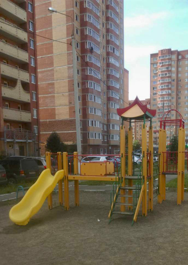 Отремонтированная детская площадка с замененной горкой