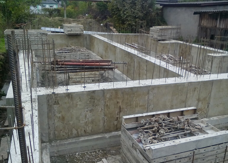 Стены фундамента дома в Новороссийске