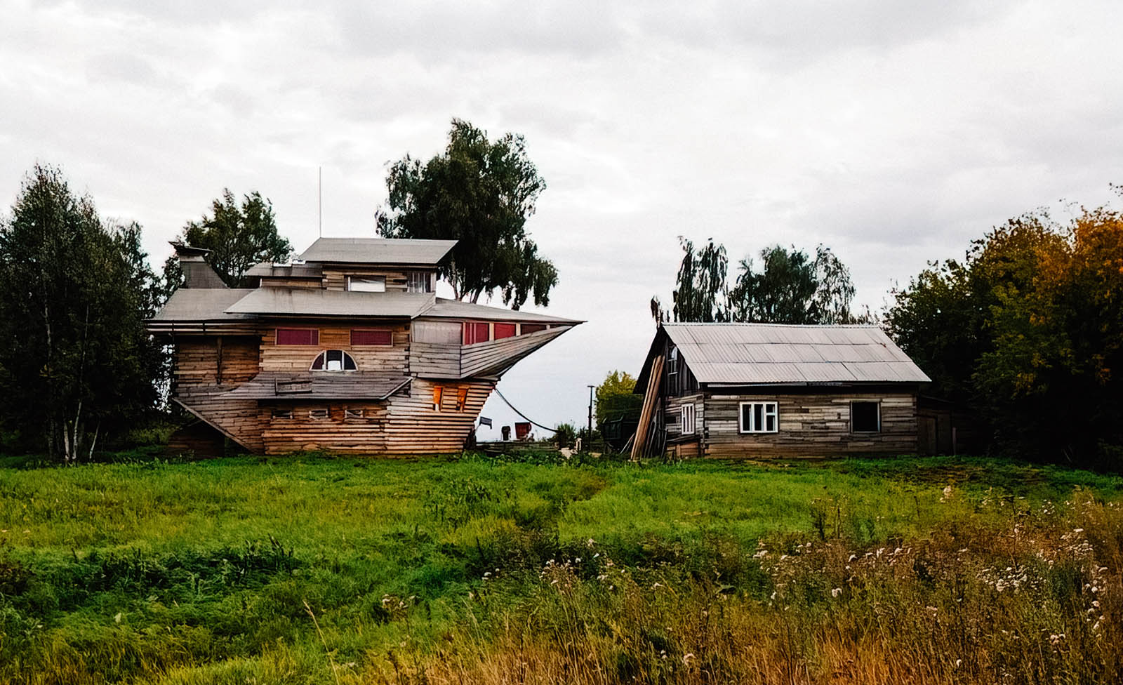 Построен без. Дом-корабль в поселке Боровой, Кемеровская область. Дом корабль в поселке Боровой. Поселок Боровой Кемерово дом корабль. Дом корабль Кемерово Бутовка.