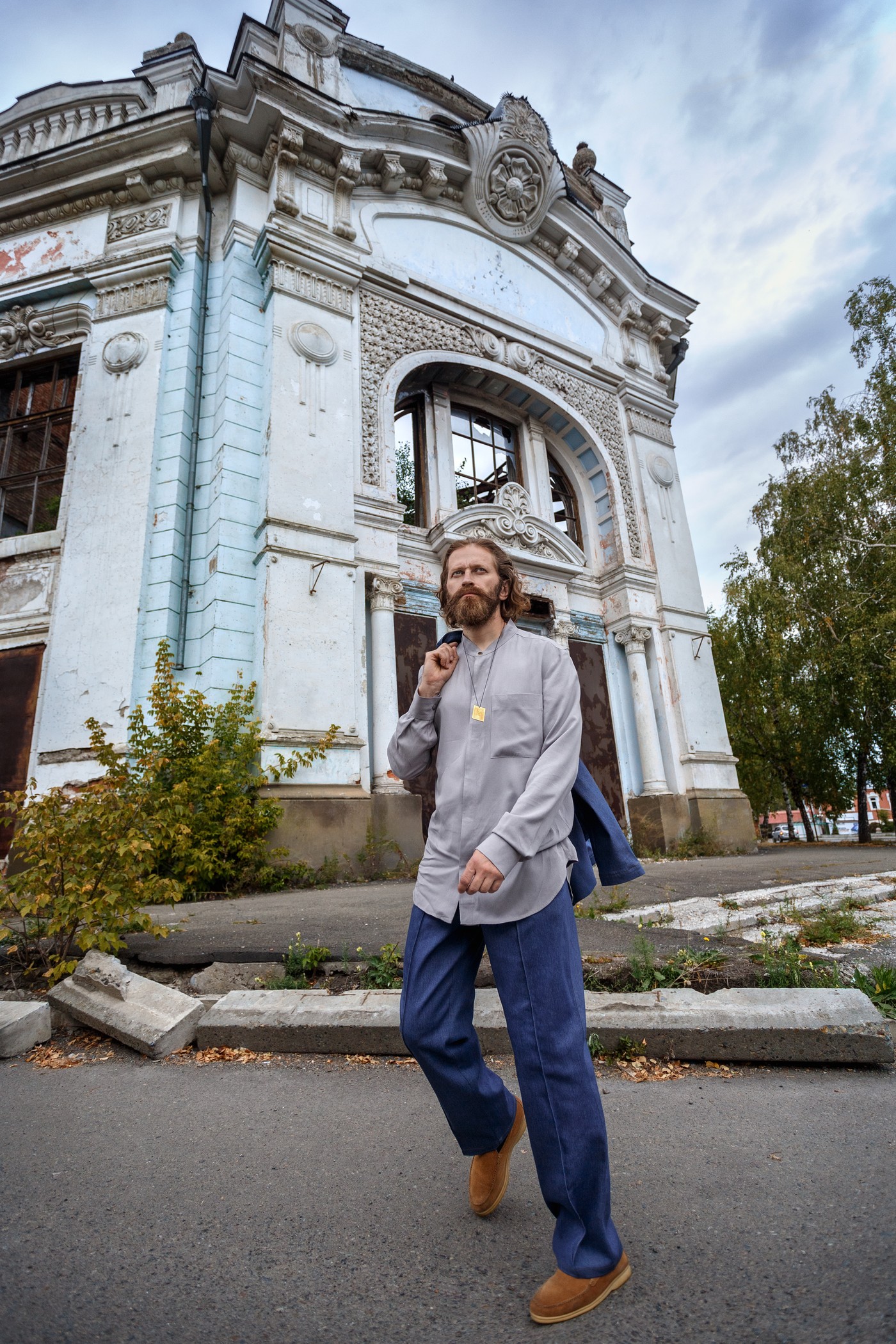 Серая сорочка с синими брюками в городе