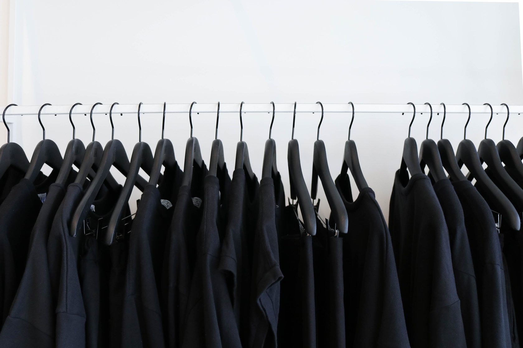 Черные вешалки для одежды