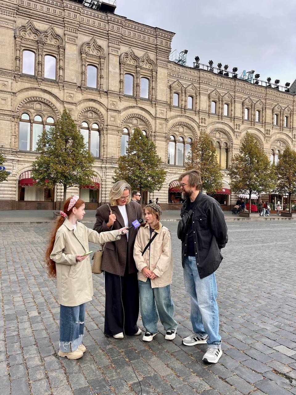 дети журналисты Талантино берут у людей интервью на Красной площадки в Москве