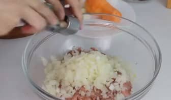 Приготовление ёжиков из фарша с рисом и подливкой: шаг 5