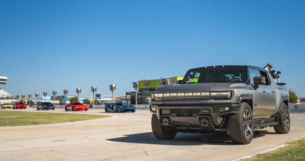 Трёхтонный Hummer EV оказался быстрее Ferrari и Porsche