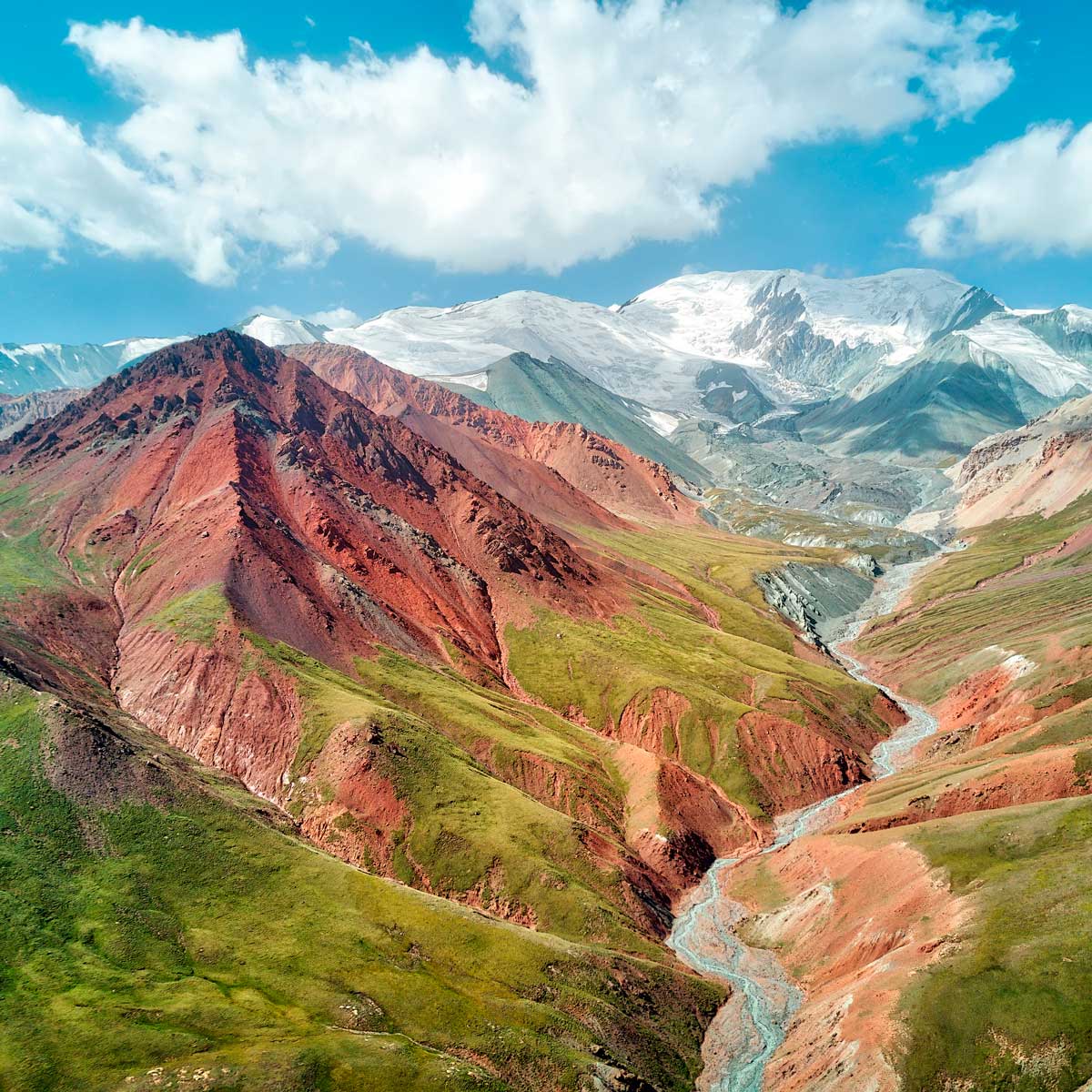 Гора между Кыргызстаном и Таджикистаном
