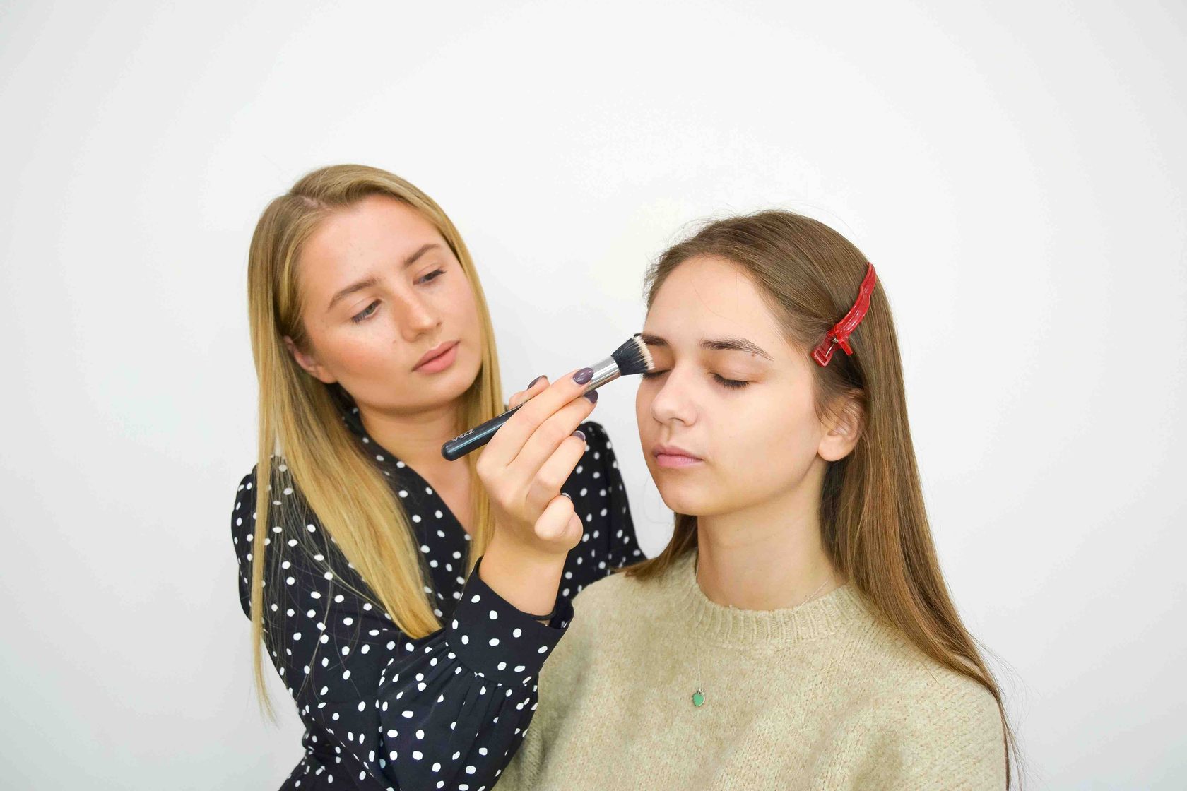 Расзоцветная для подготлвкик макияжу. Курсы визажиста в екатеринбурге. Курсы визажиста в нижнем. Учеба в екатеринбурге на визажиста. Курсы визажиста в екатеринбурге.