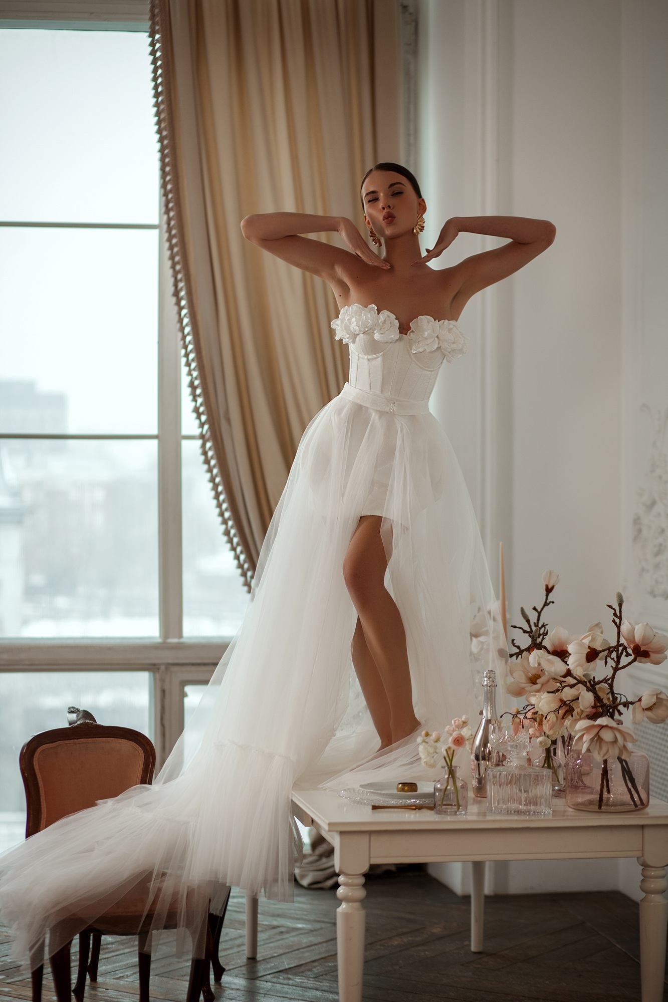 Свадебное платье мини со съемным шлейфом в комплекте