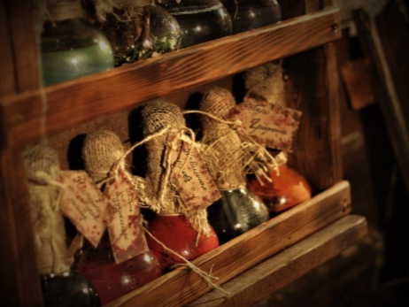 фото парня и девушки на романтическом свидании в публичном месте