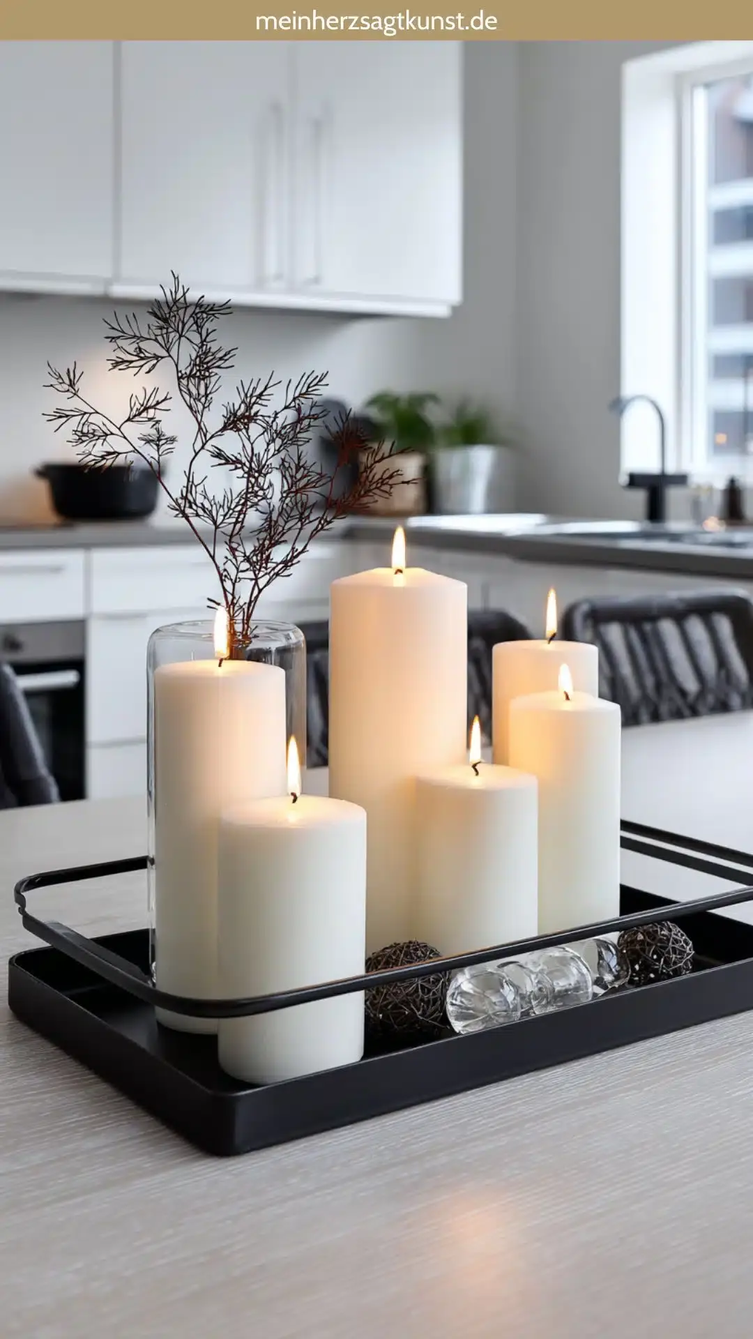 Минималистичный черный металлический поднос с белыми свечами и сосновыми ветками в качестве современного украшения стола.