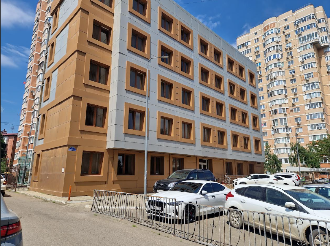 Фасад офисного здания на улице Зиповской в Краснодаре