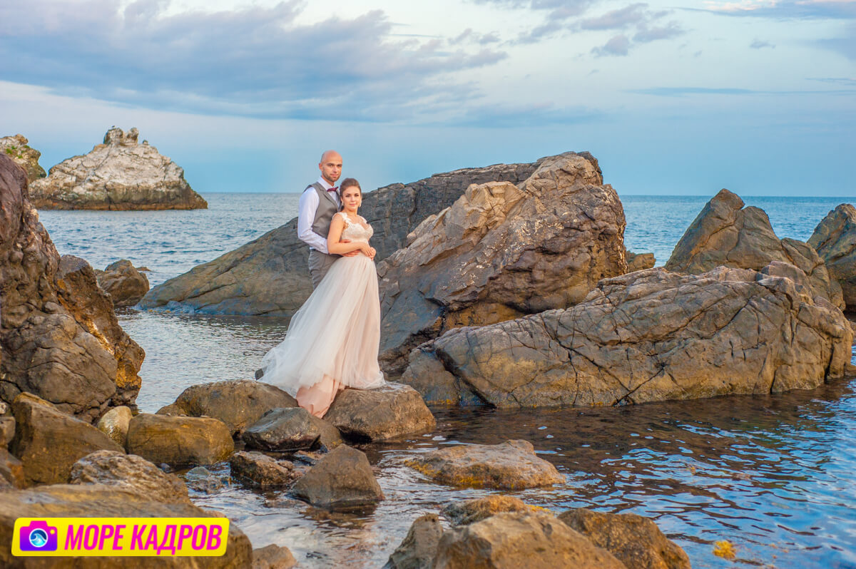 фото невесты на берегу моря в Судаке
