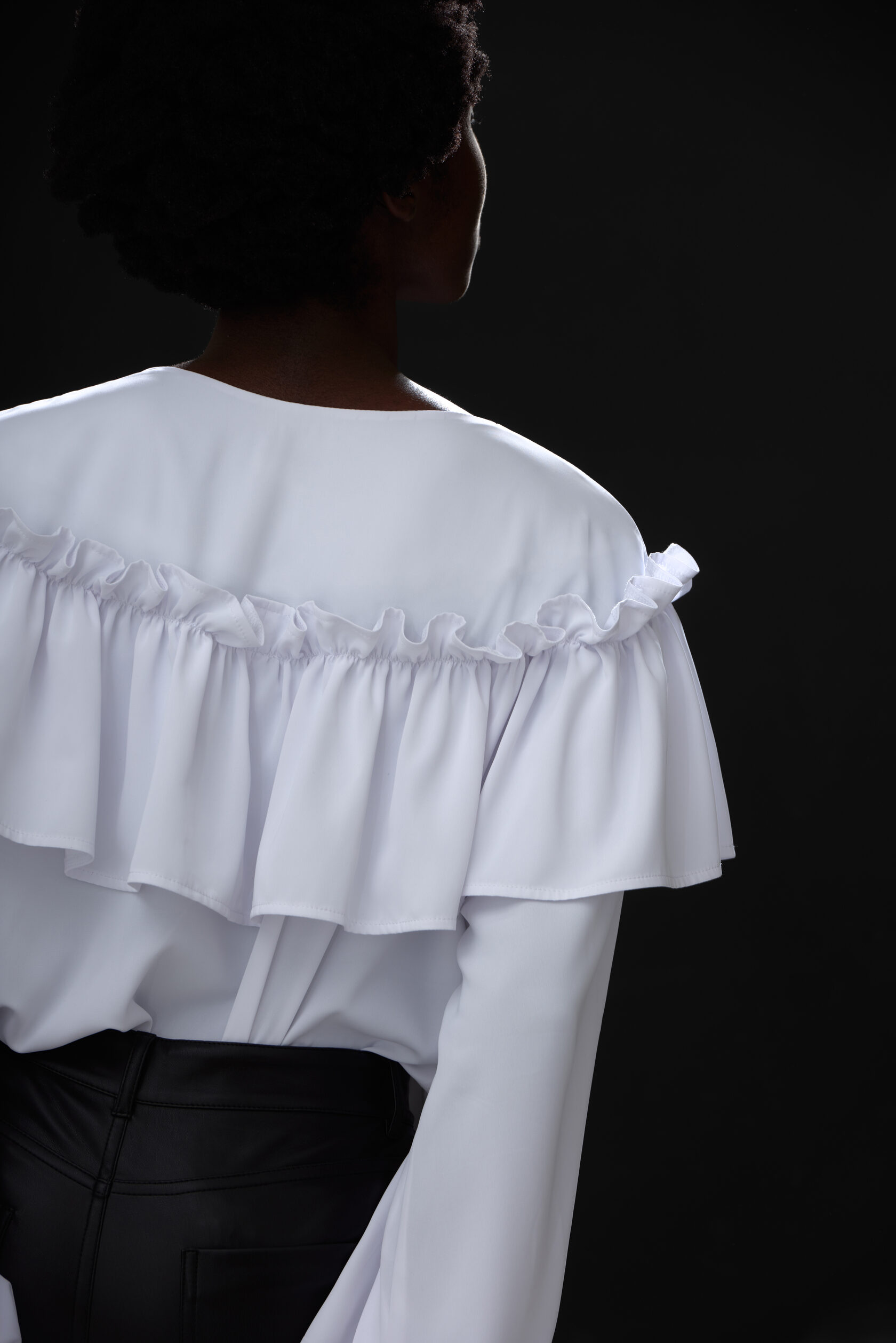 Блуза белая с рюшами