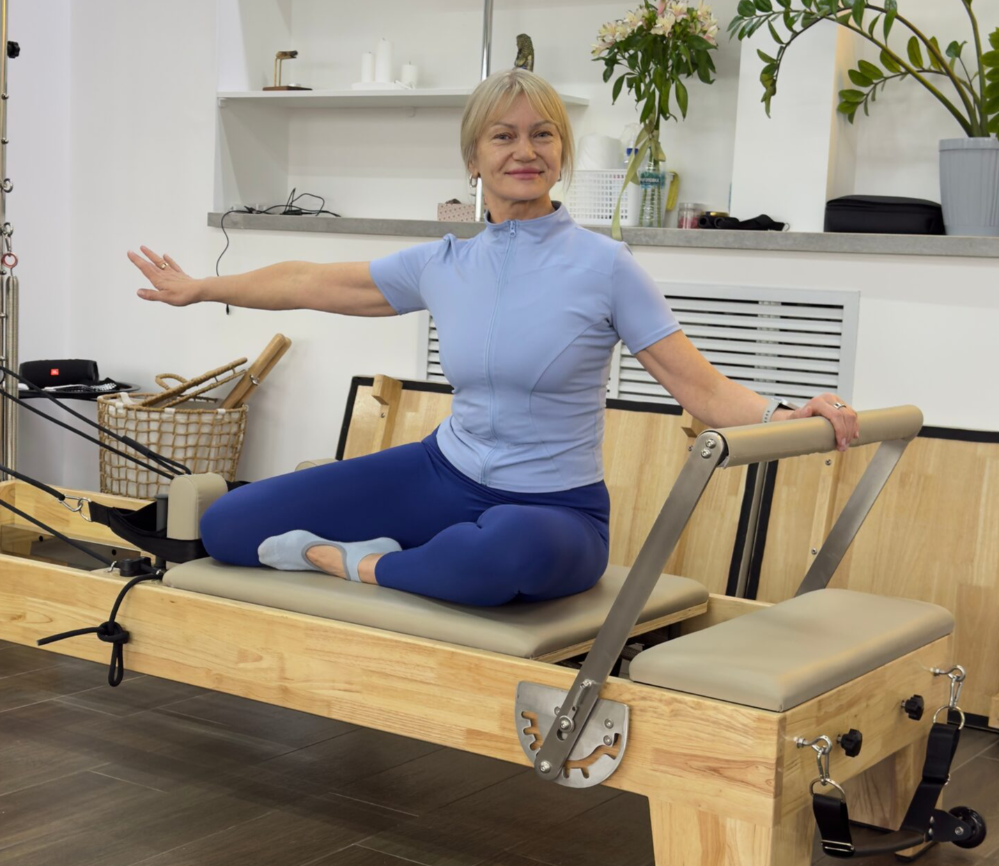 Анжела на тренажере-реформере в студии Pilates Mama. Занятия по коррекции осанки, стретчингу и оппозиционному вытяжению для развития упругой силы и гибкости.