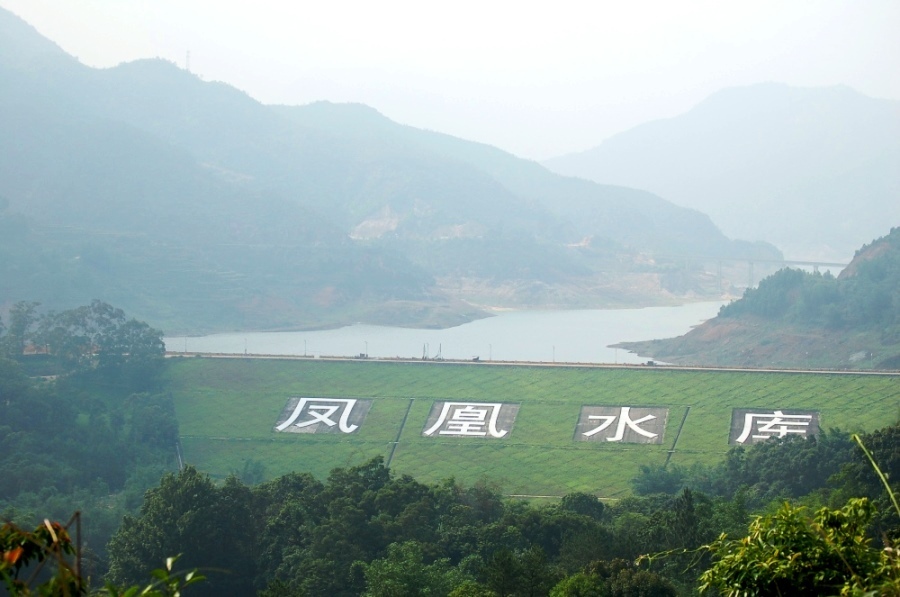 Горы Феникса. Они находятся в сорока километрах от города Чаочжоу.