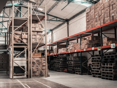 склад где работают на вилочных погрузчиках Hyundai