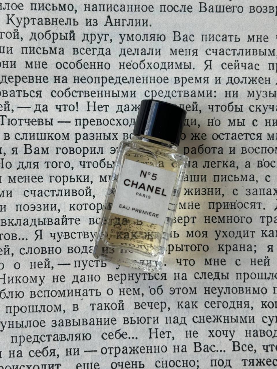 Снятые с производства флаконы парфюма на мраморной полке