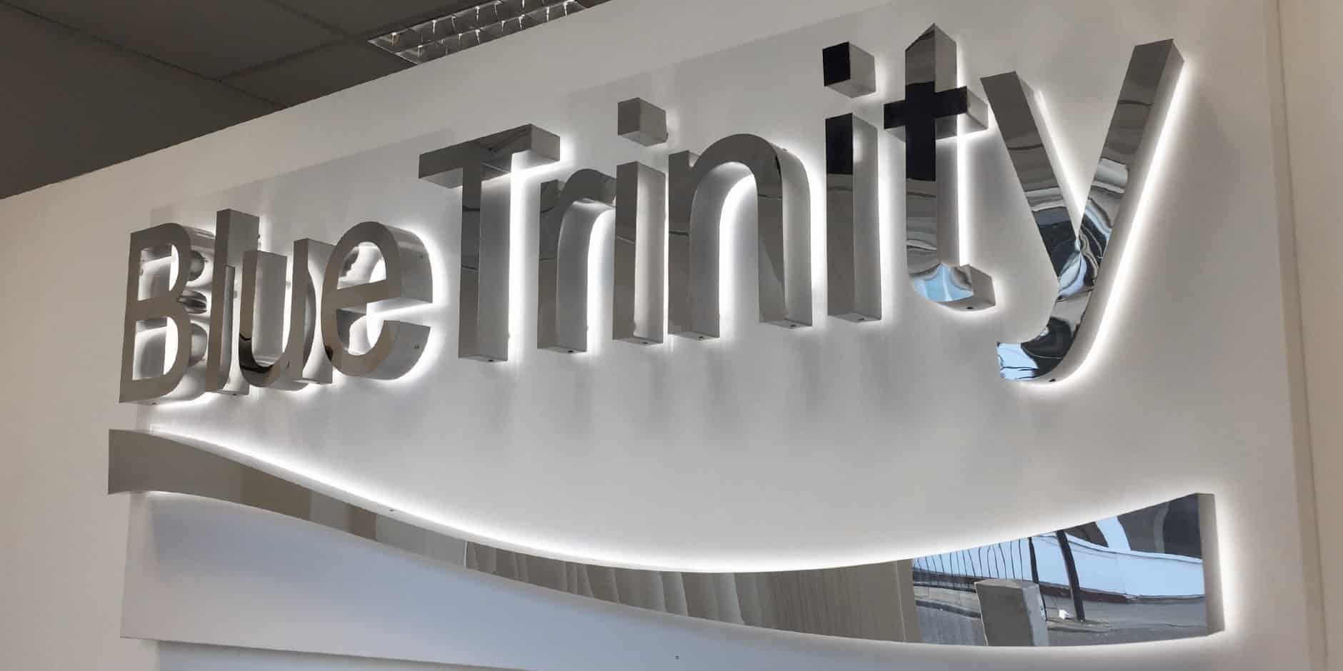 Вывеска из зеркальных букв для офиса