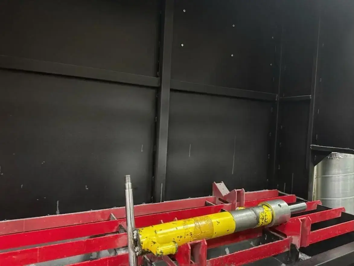 Рабочий момент ремонта гидроцилиндра