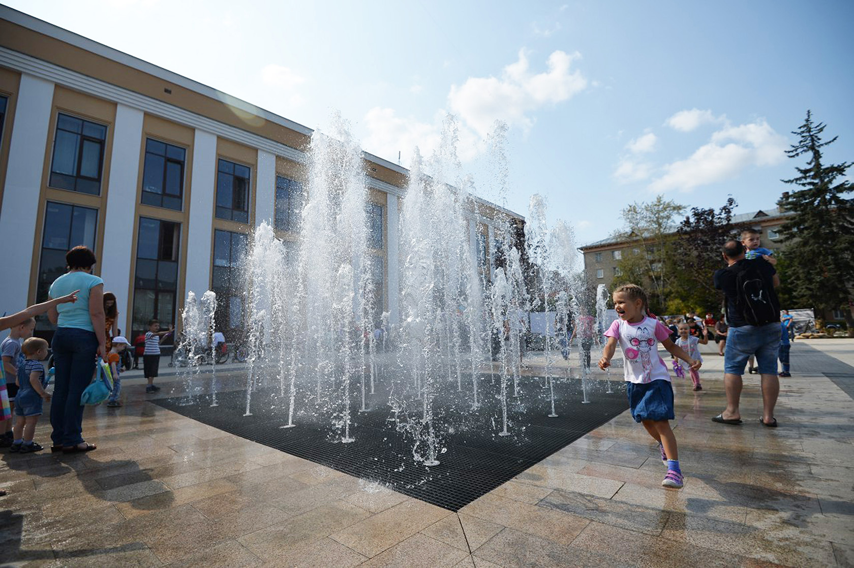 Погода королев. Королев фонтан ДК Калинина. Королев площадь ДК Калинина фонтан. Фонтан в Калинина Королев. Фонтан в ДК Калинина в Королеве.