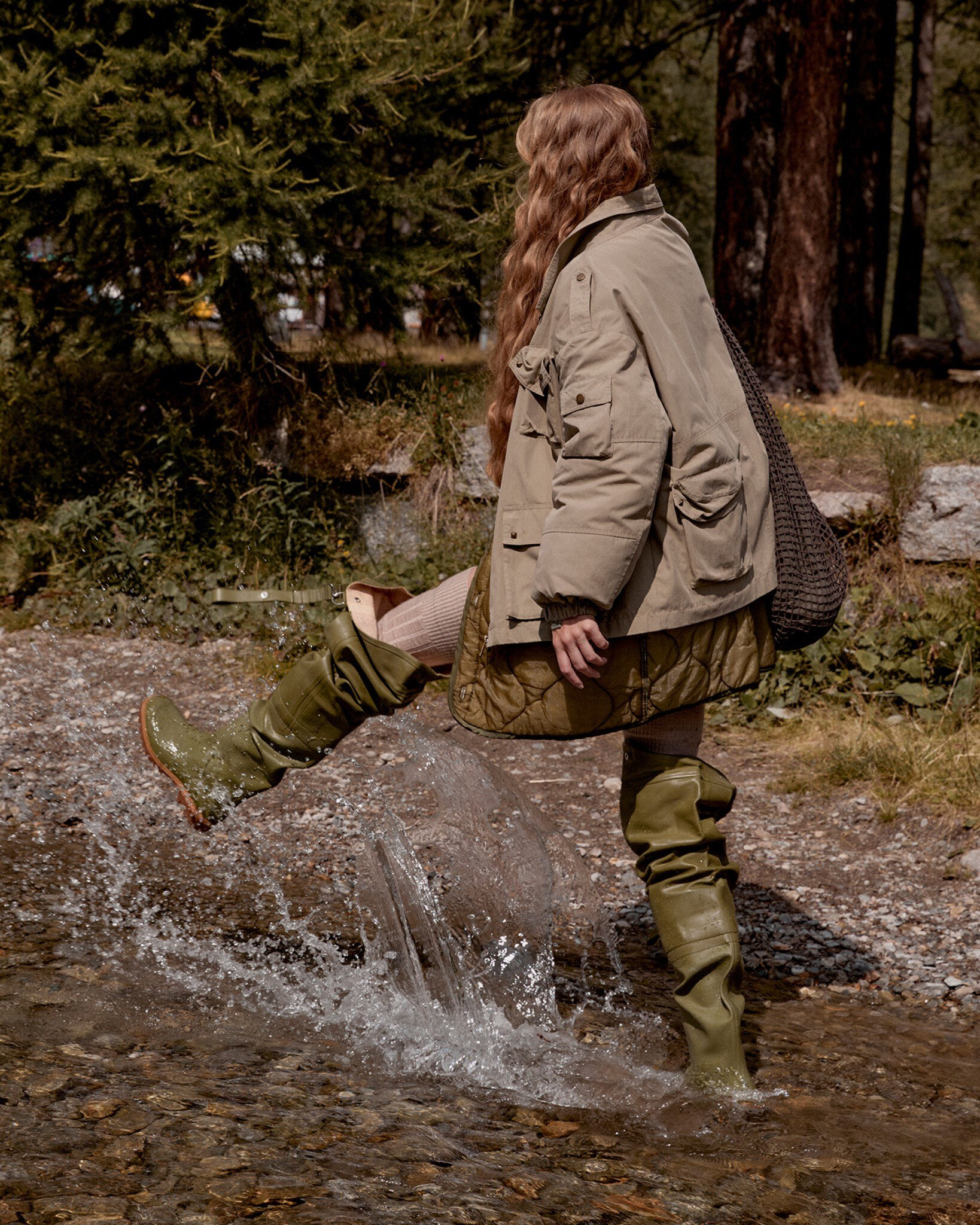 Alessia Santi: giacca utility color sabbia su parka trapuntato verde oliva, calzettoni in maglia e stivali in gomma