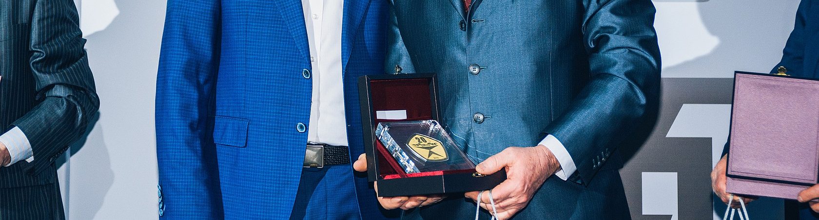 Корпоративные подарки на юбилей компании на заказ с изготовлением от 4 ...